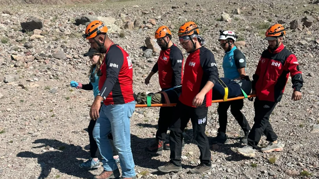 Erciyes tırmanışında rahatsızlanan bir kişi İHH ve Umke tarafından kurtarıldı