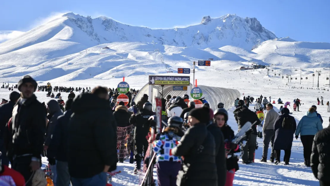 Erciyes, yılın ilk gününde 110 bin ziyaretçiyi ağırladı