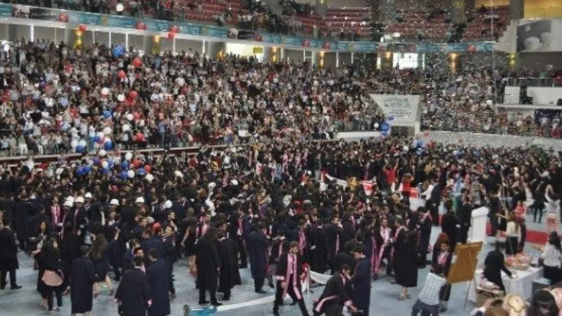 Erciyes Üniversitesi Müdendislik Fakültesinde Mezuniyet Coşkusu 