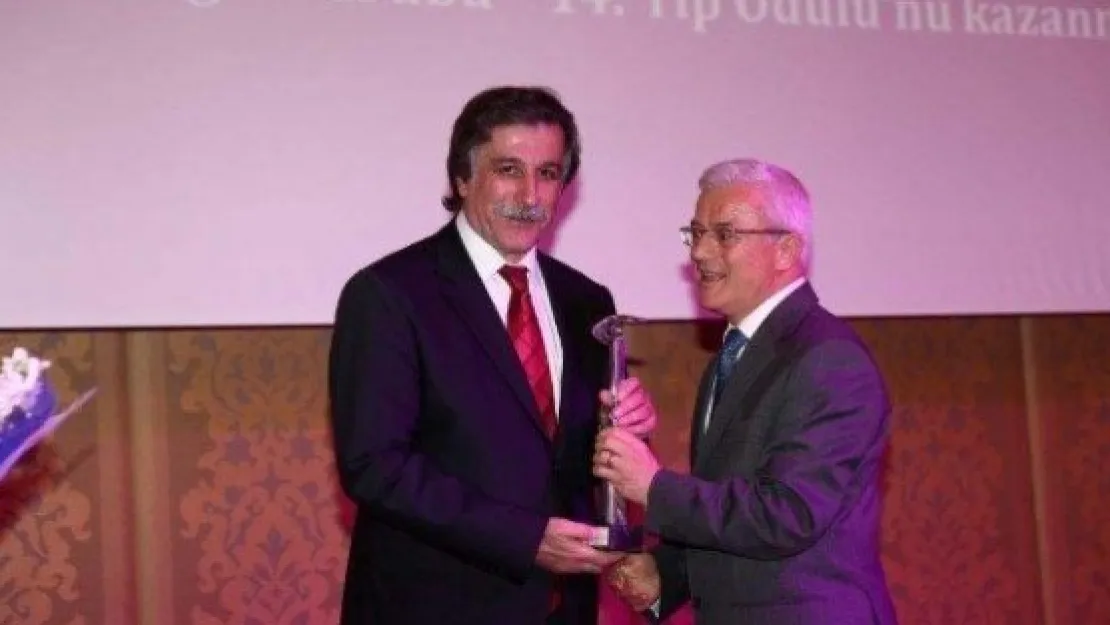 Erciyes Üniversitesi Rektörü Prof Dr. Fahrettin Keleştemur Yılın Bilim Adamı Ödülünü Aldı 