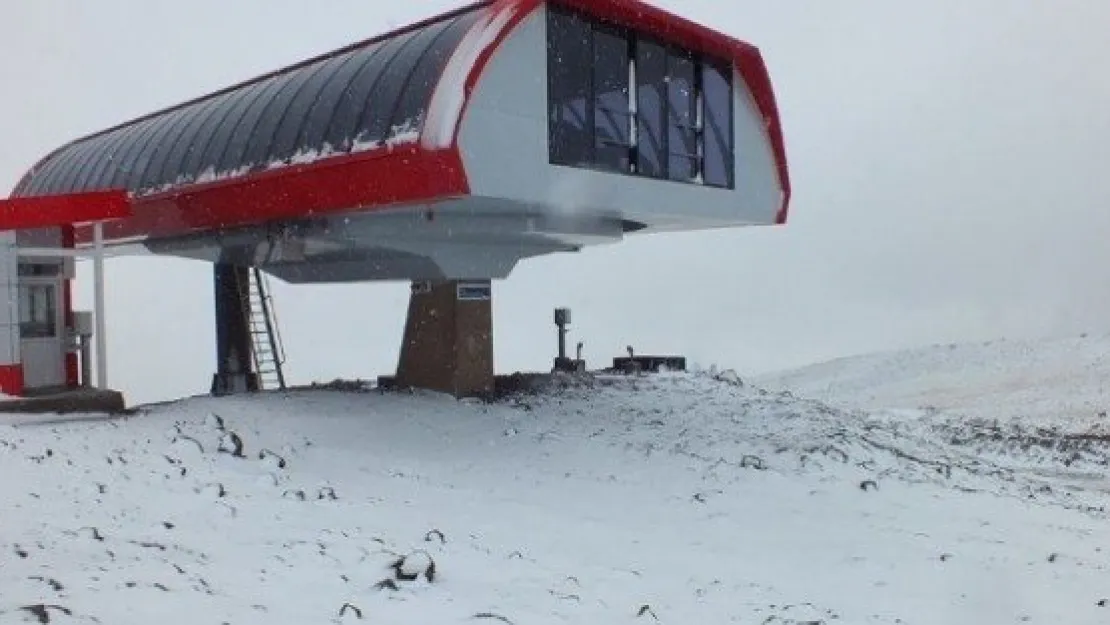 Erciyes'e Kar Yağışı Aralıklarla Devam Ediyor 