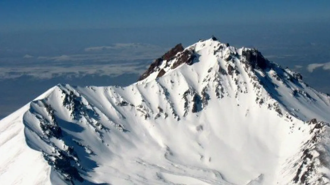 Erciyes'e Nisan'da Kar Yağdı