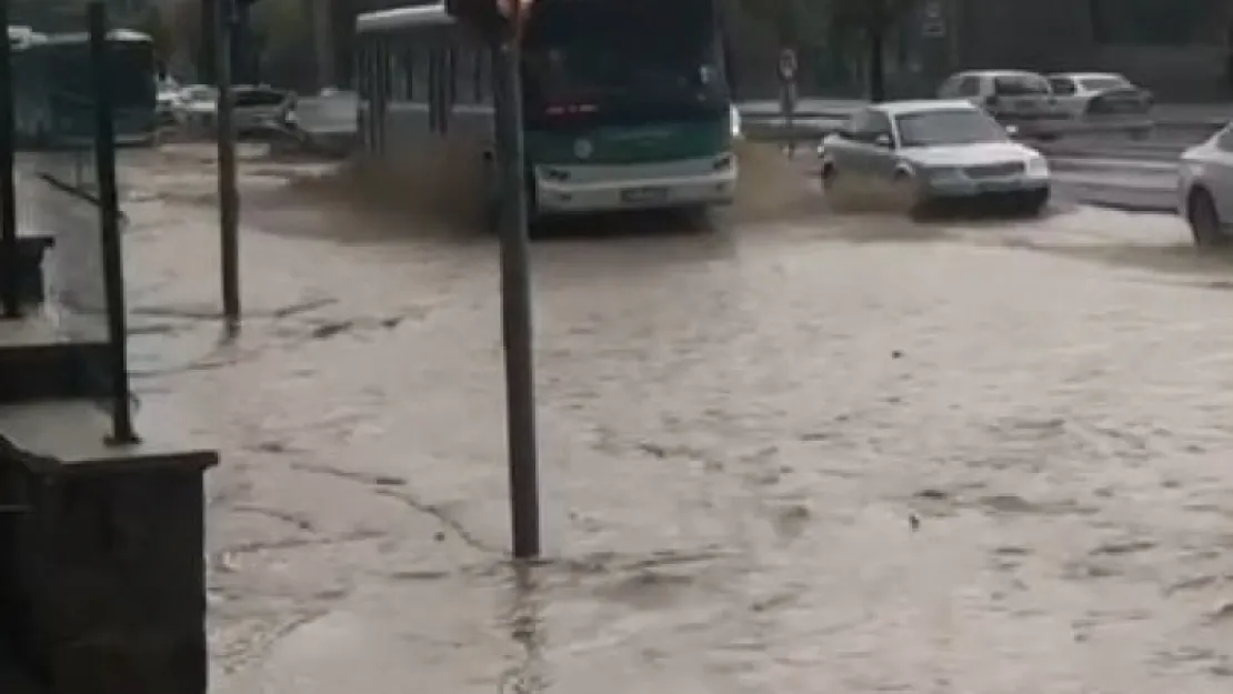 Erkilet'te yağmur suyu yollarda birikti, trafik aksadı