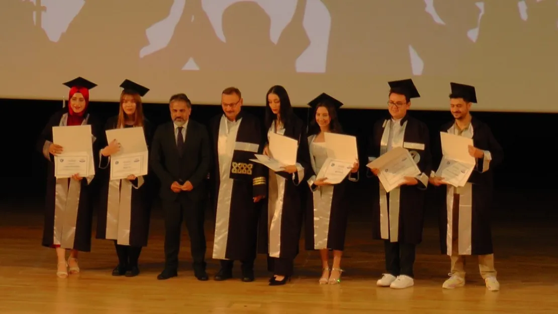 ERÜ'de İletişim Fakültesi mezunları diplomalarını aldı