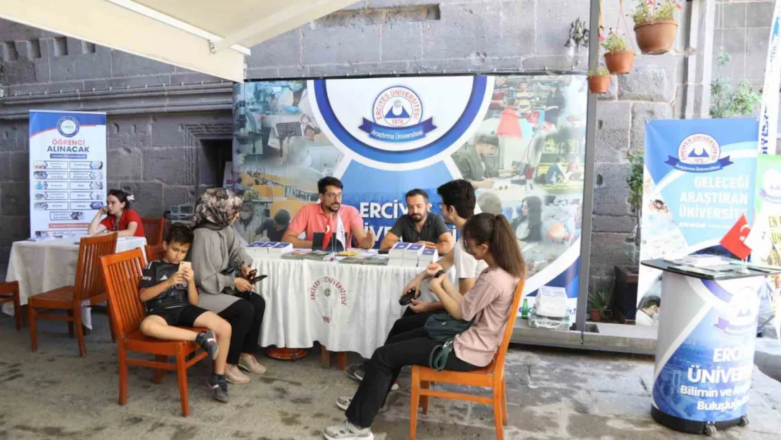 ERÜ'nün tercih danışmanlığı standı ilgi görüyor