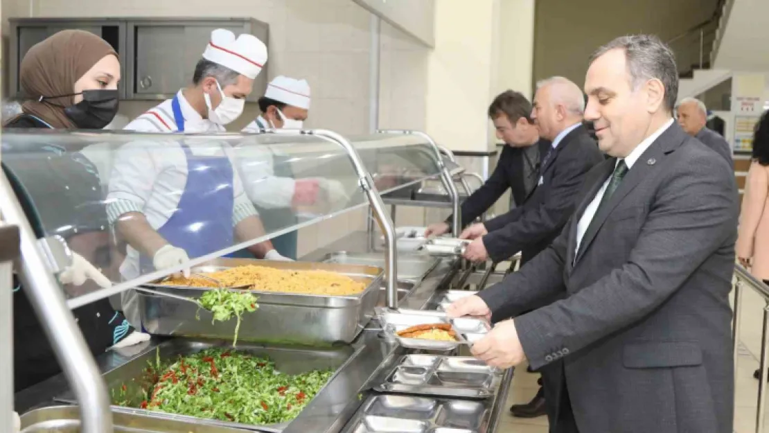 ERÜ Rektörü Altun, Öğrencilerle İftar Yaptı