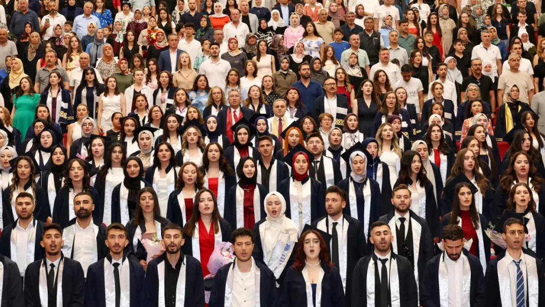 ERÜ Sağlık Bilimleri Fakültesi'nden 295 Öğrenci Mezun Oldu