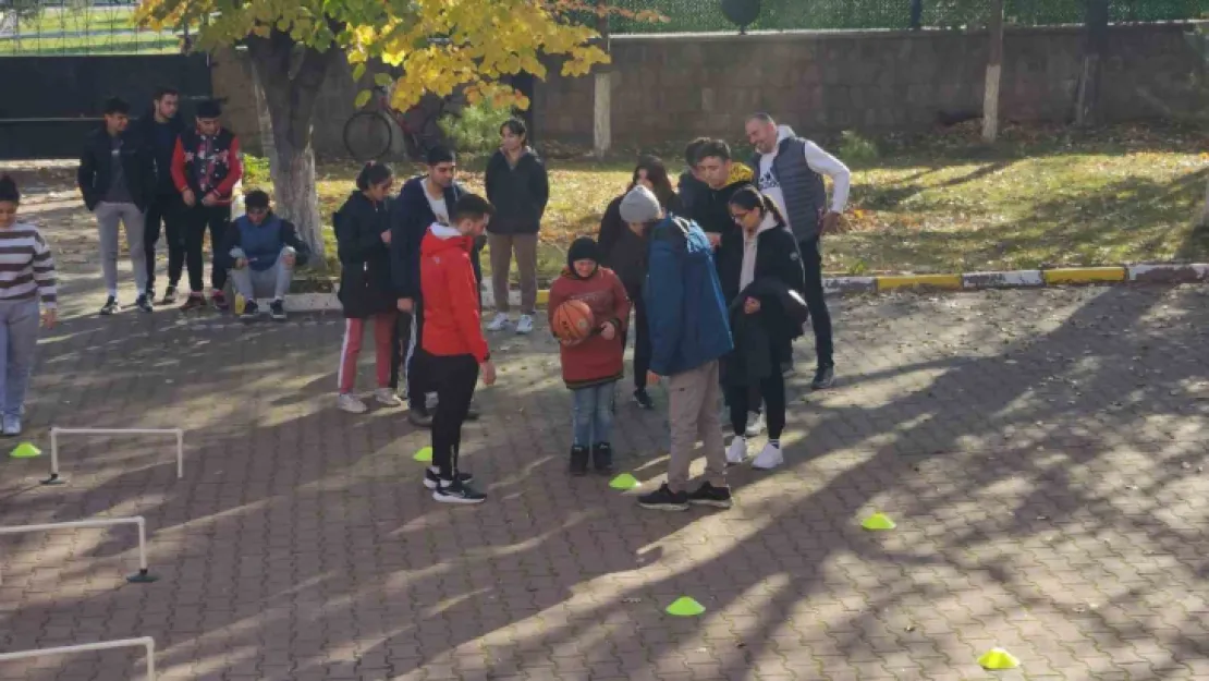 ERU Spor Bilimleri Fakültesi'nden 'Bir gün değil her gün yanınızdayız' etkinliği