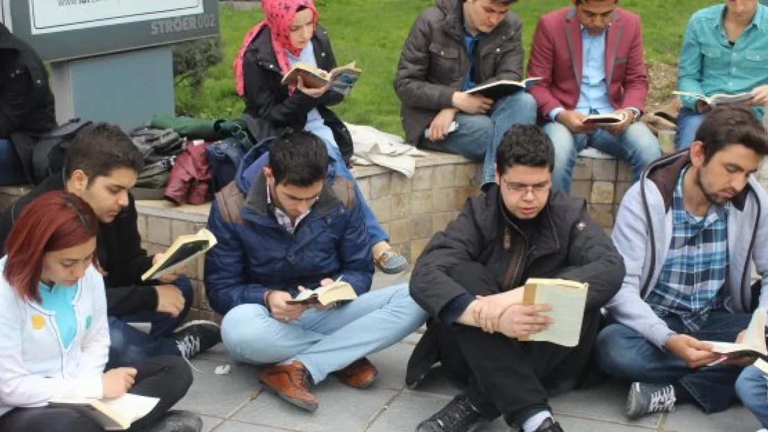 ERÜ Siyasal Bilimler Kulübü üyelerinden kitap okuma etkinliği