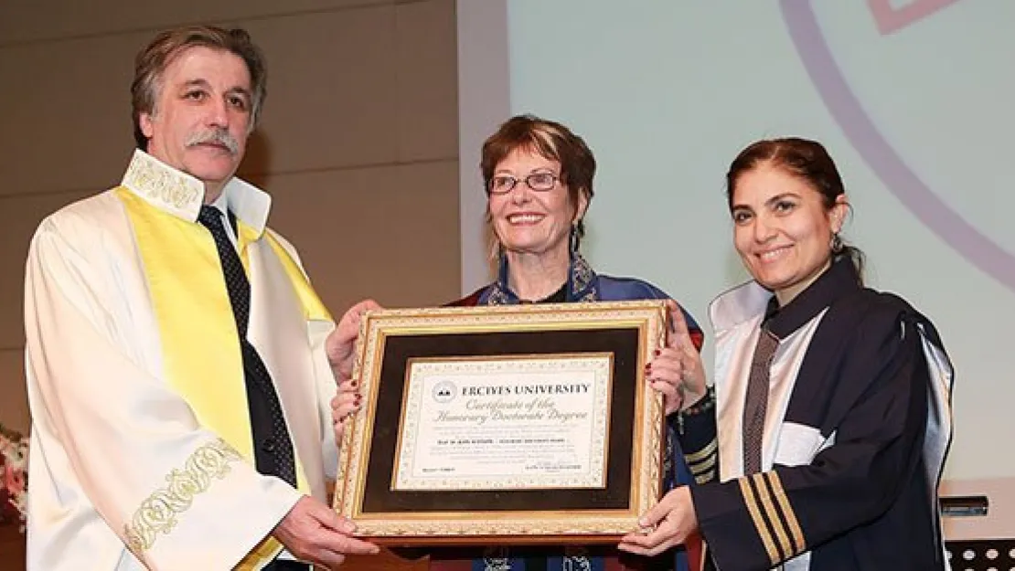 ERÜ'de Prof. Dr. Jean Watson'a fahri doktora unvanı verildi