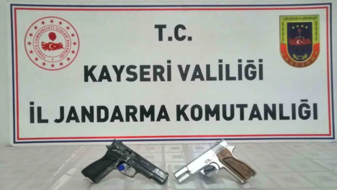 Evinde ruhsatsız tabancalarla yakalandı