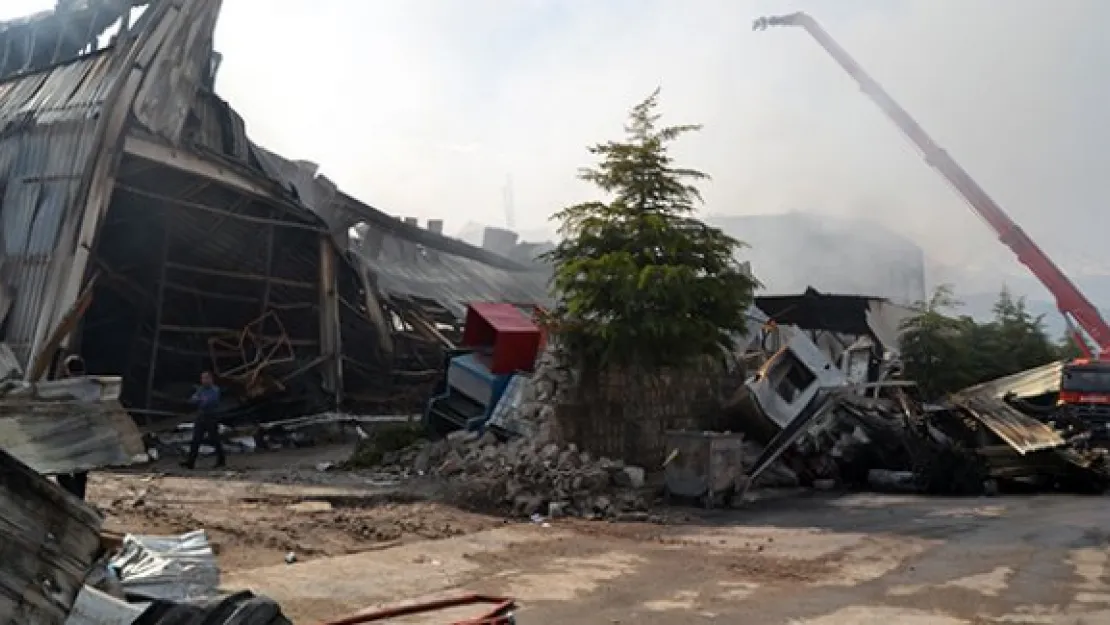 Fabrika yangınına 34 araç ve 101 personelle müdahale edildi