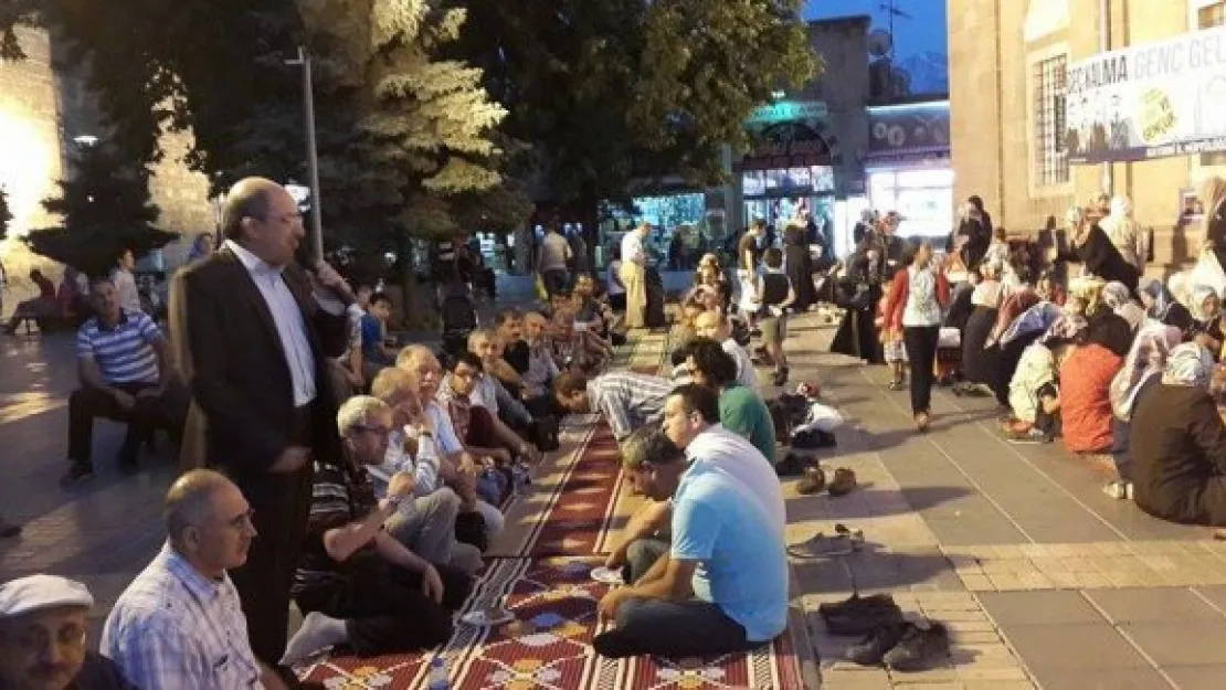 Fakirler derneğinden ümmete iftar