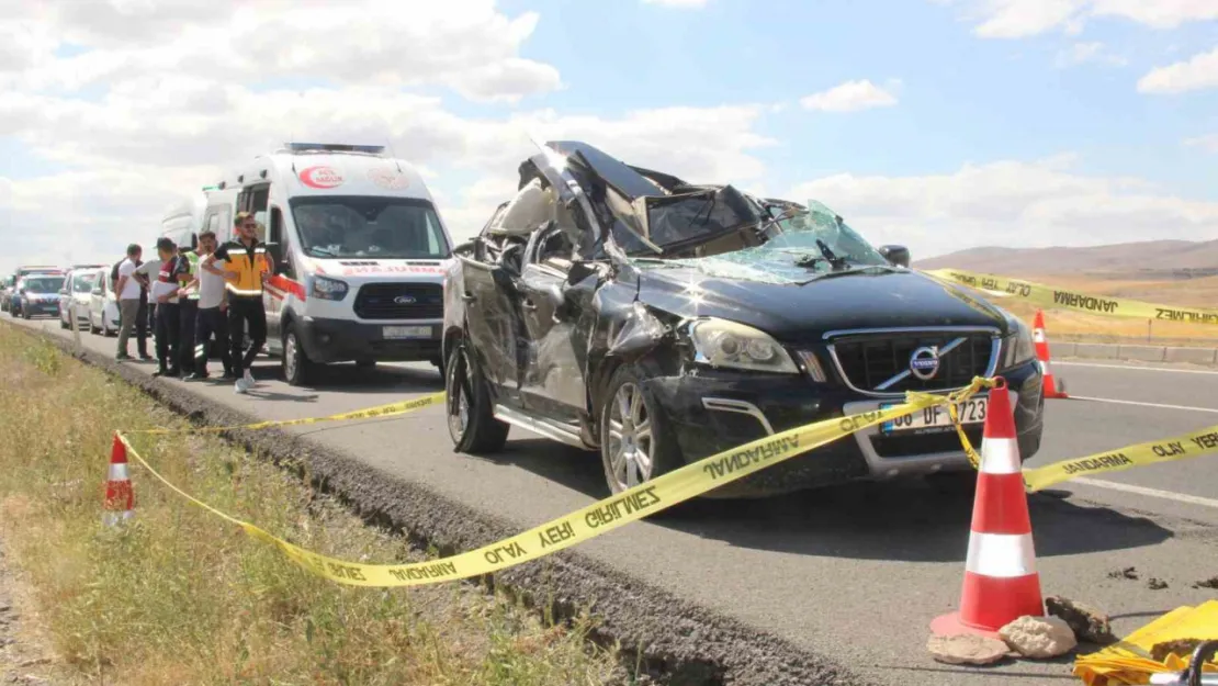 Kamyona arkadan çarpan otomobildeki iki kız kardeş hayatını kaybetti