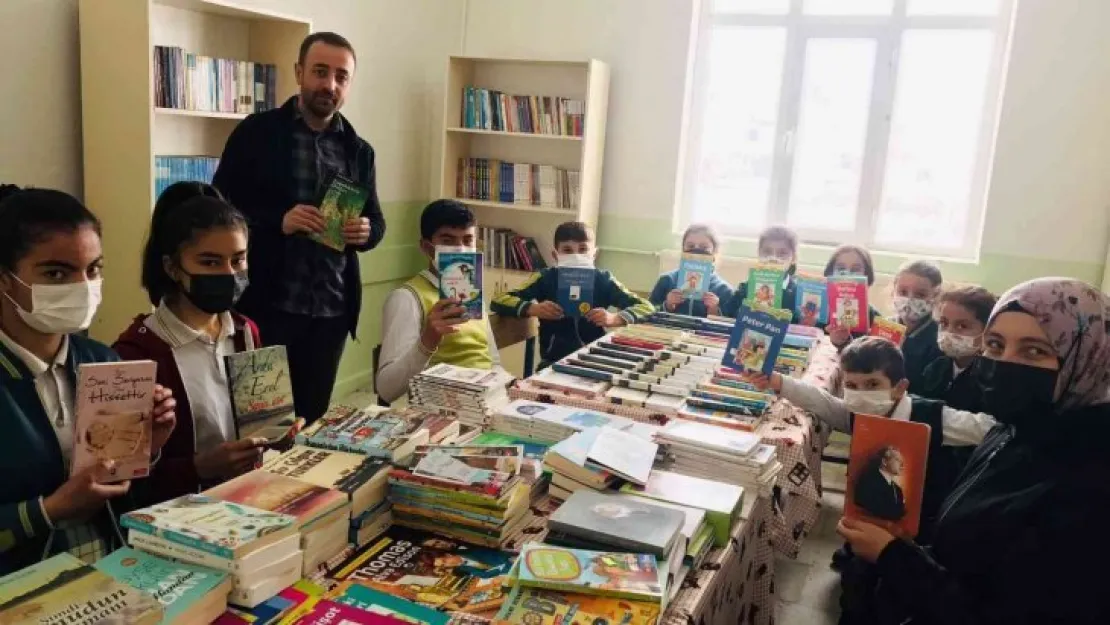 Fedakar öğretmen görev yaptığı köy okuluna kütüphane kazandırdı