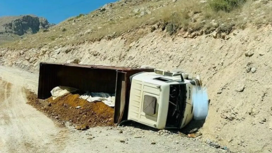 Freni patlayan maden yüklü kamyon devrildi: 1 yaralı