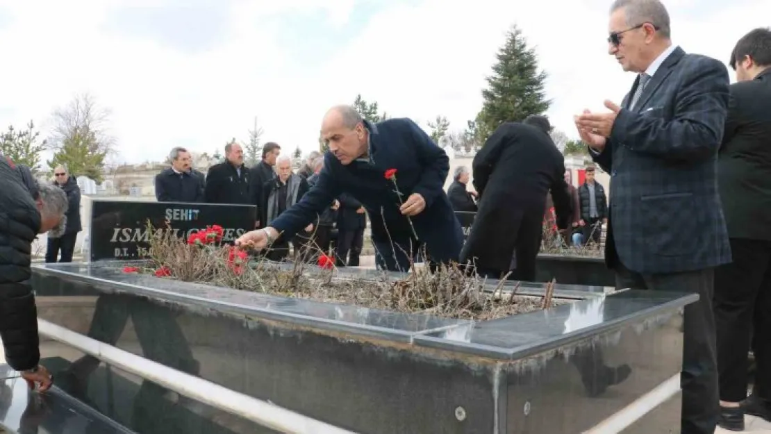 Gazeteci İsmail Güneş kabri başında anıldı