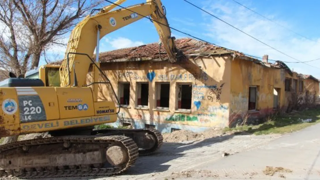 GAZİ MAHALLESİNDE ATIL DURUMDAKİ OKUL YIKILIDI