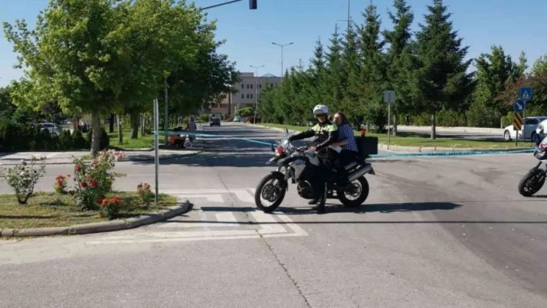 Geç kalan öğrencinin yardımına polis koştu