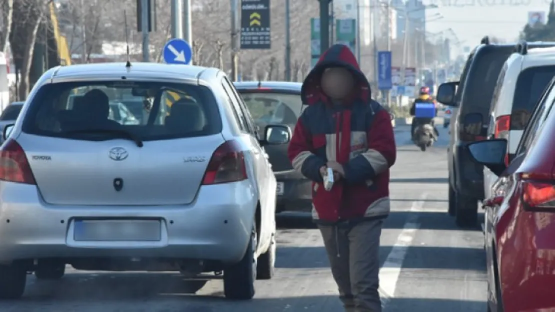 Geçen Ay çocuklara kavşaklarda mendil sattıran 6 aileye işlem yapıldı