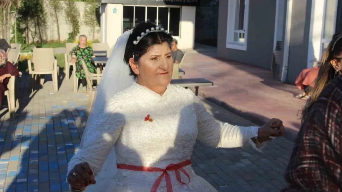 Gelinlik hayali gerçek oldu, yeniden nikah masasına oturdu