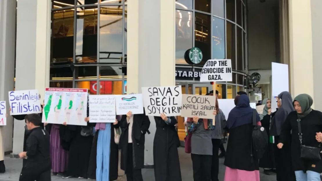 Genç Kızlardan Starbucks Önünde İsrail Protestosu