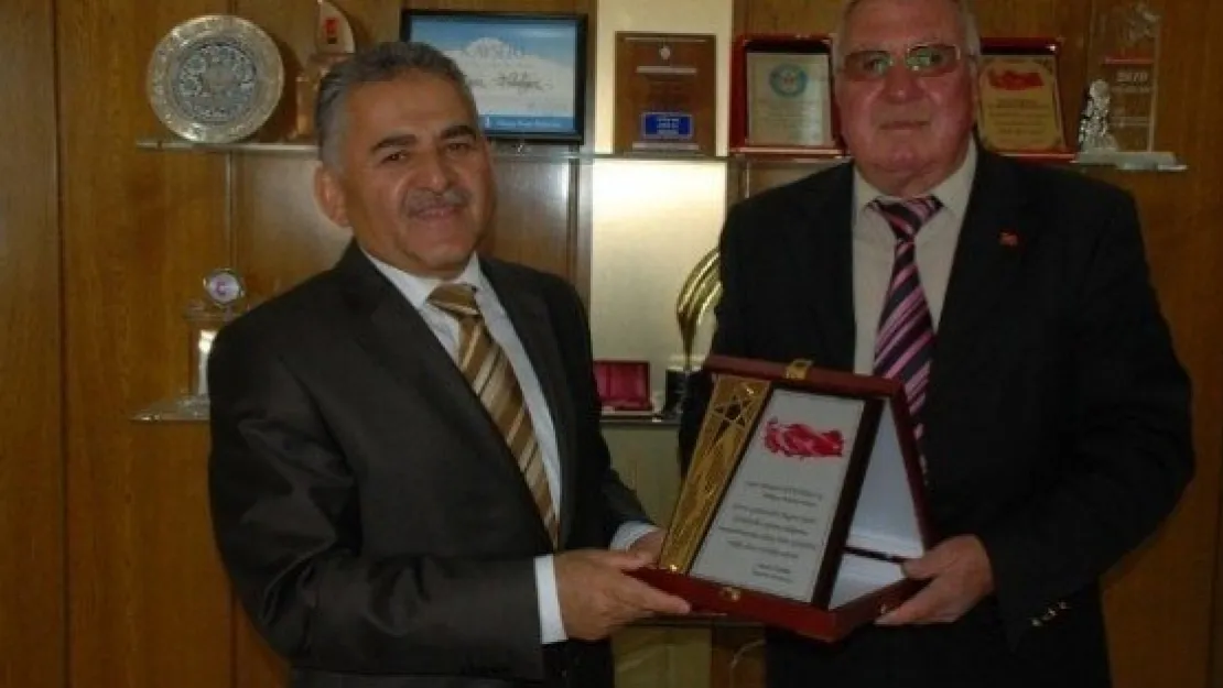 Germir Mahallesine Yapılan Hizmet Ve Yatırımlardan Dolayı Başkan Memduh Büyükkılıç'a Teşekkür Plaketi 