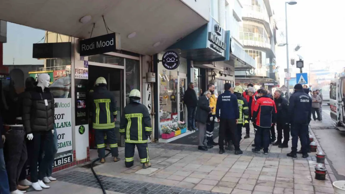 Millet Caddesi'nde korkutan yangın paniğe neden oldu