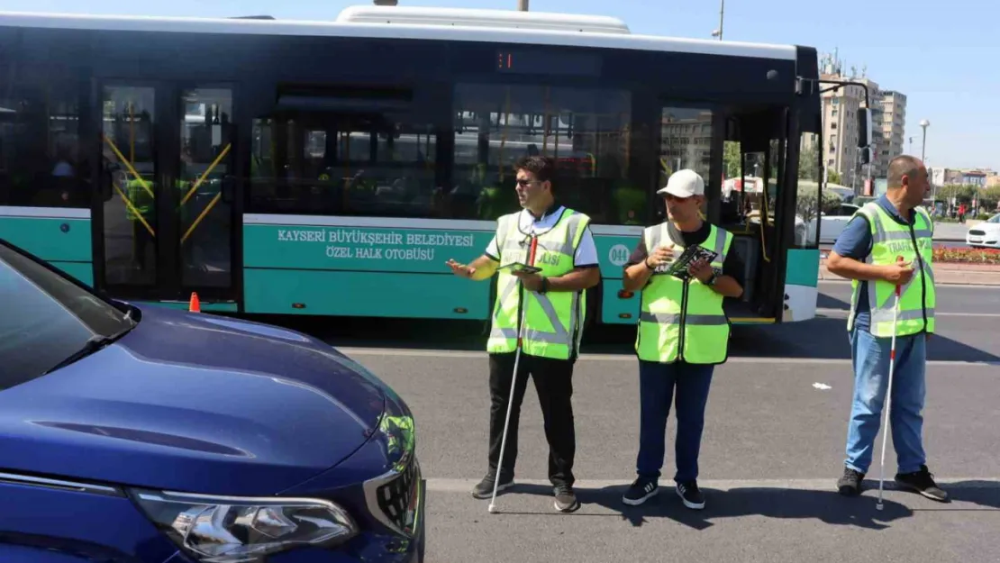 Görme engelliler trafik denetimi yaptı, beyaz bastona dikkat çekti