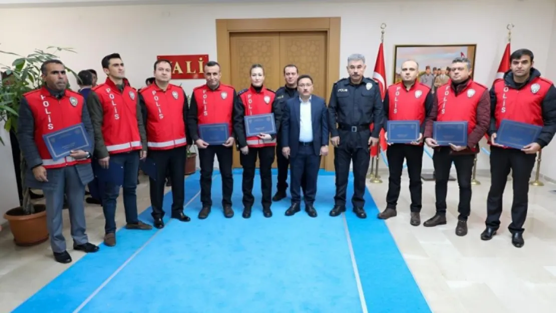 Güven timleri aranan 5 şahsı yakaladı, 12 şahsa uyuşturucudan işlem yaptı