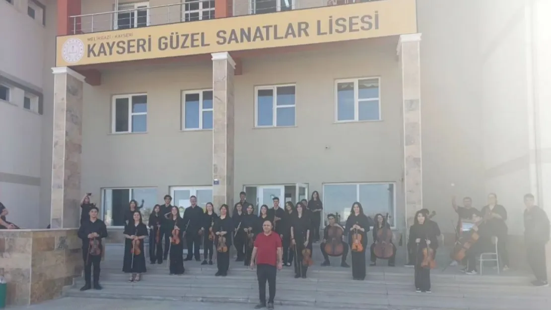 Güzel Sanatlar Lisesi'nde İstiklal Marşı canlı orkestrası eşliğinde coşkuyla okunuyor