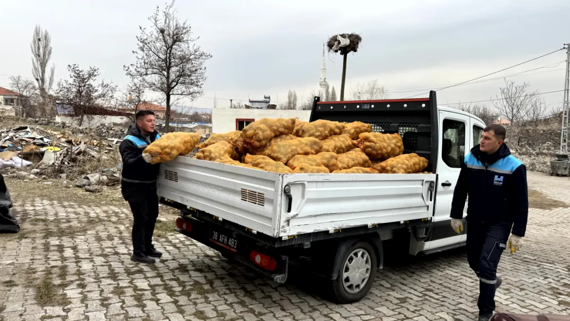 Hacılar Belediyesi 4000 haneye 100 ton patates dağıttı