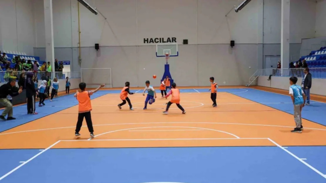 Hacılar Kapalı Spor Salonu ilk etkinliğe ev sahipliği yaptı