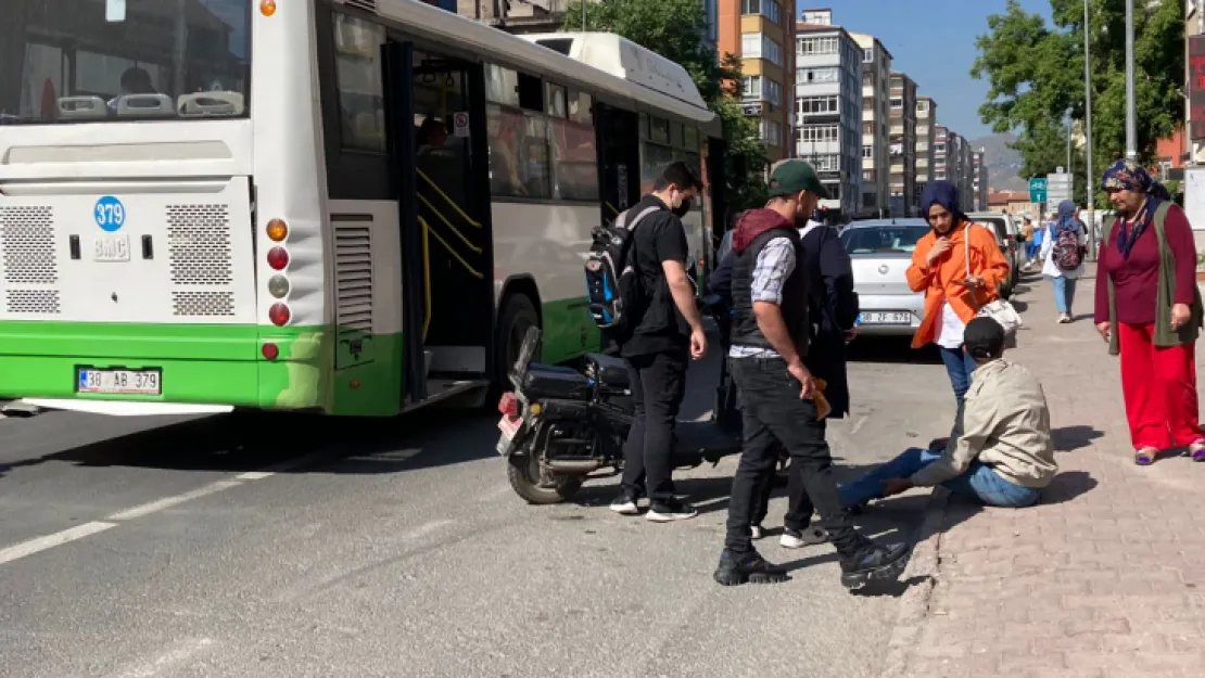 Halk otobüsü ile motosiklet çarpıştı