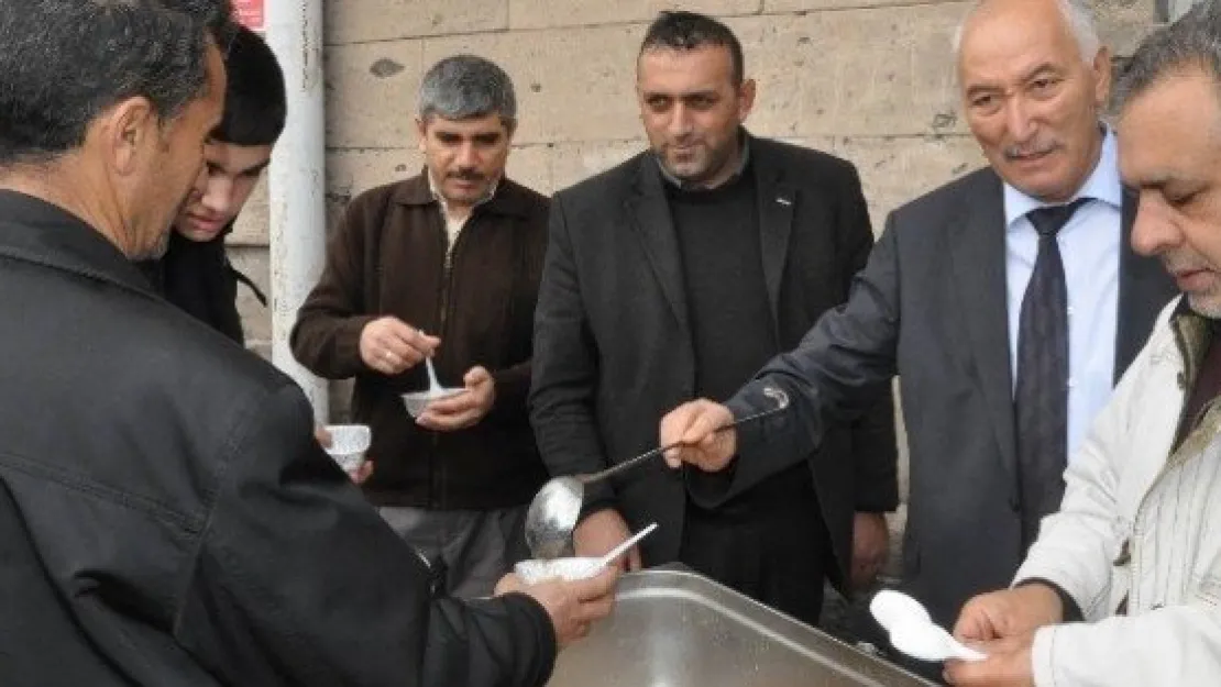 Halk Otobüsçüleri Odası Aşure Dağıttı 