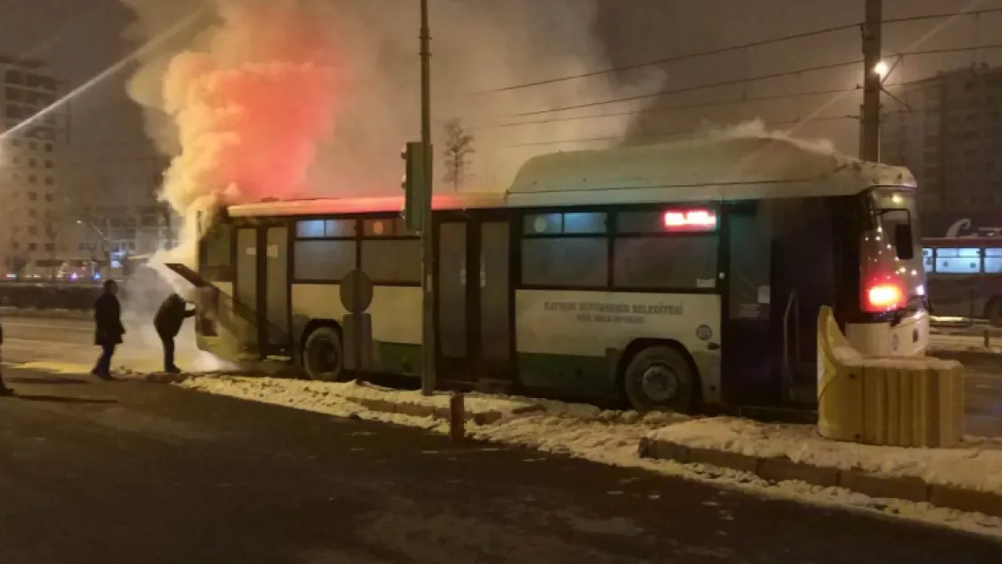 Hareket halindeki otobüs alev aldı