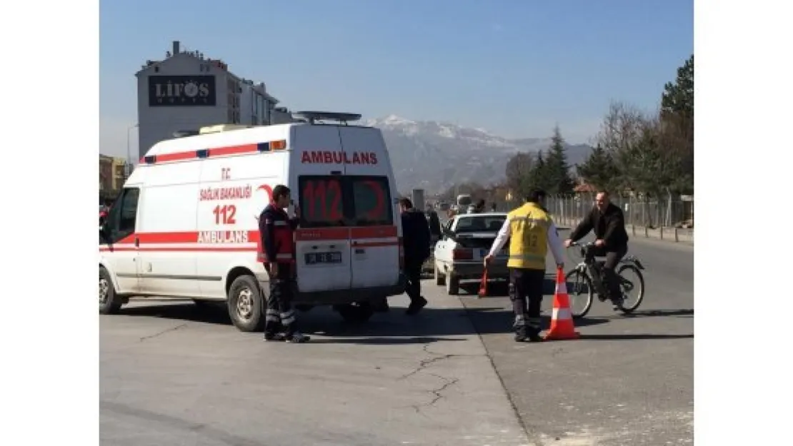 HASTA TAŞIYAN AMBULANS KAZAYA KARIŞTI, HASTA BAŞKA BİR AMBULANSLA HASTANEYE KALDIRILDI