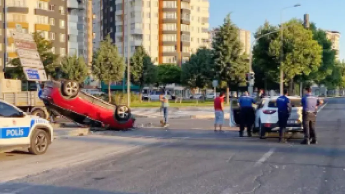 Havaalanı Yolunda Trafik Kazası: İki Sürücü Yaralandı