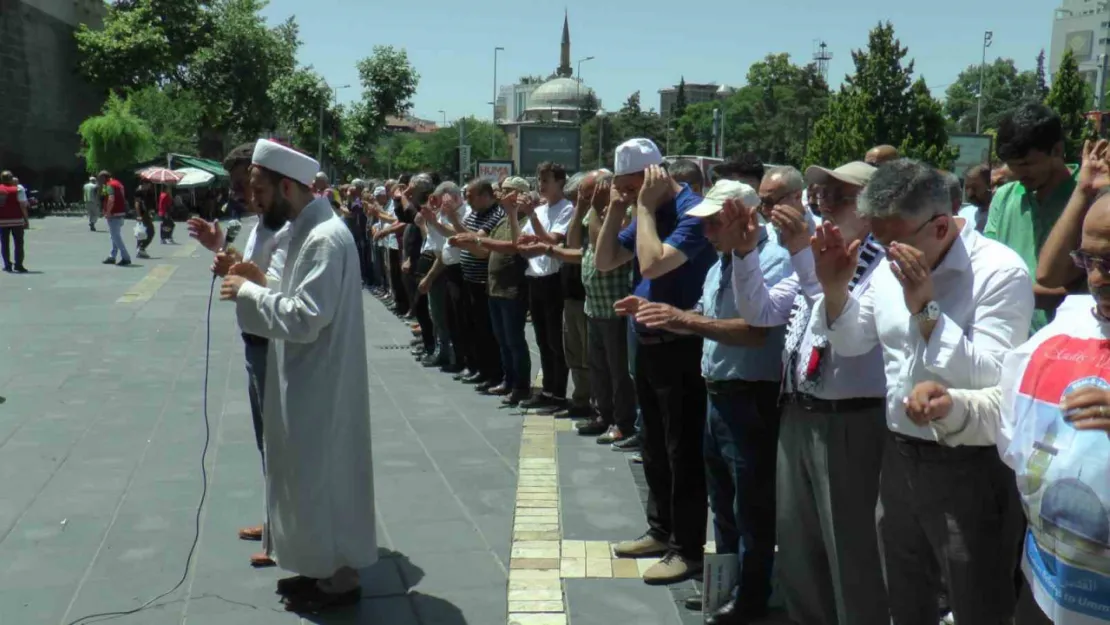 Filistinli Şehitler için 'gıyabi cenaze namazı' kılındı