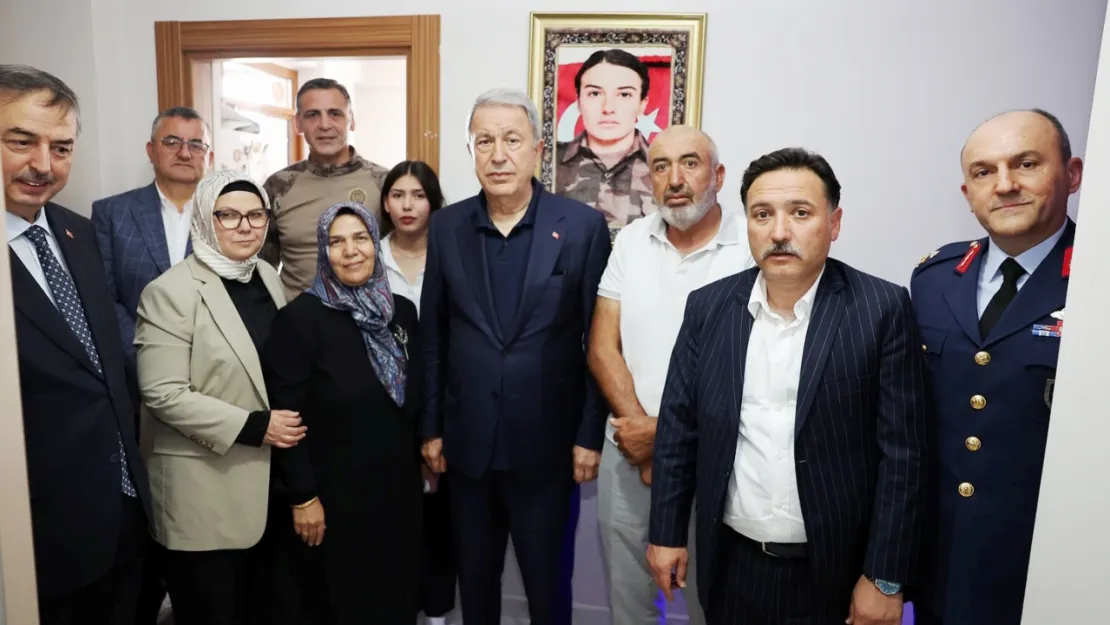 Hulusi Akar, 15 Temmuz Şehidi Komiser Yardımcısı Kübra Doğanay'ın Ailesini Ziyaret Etti