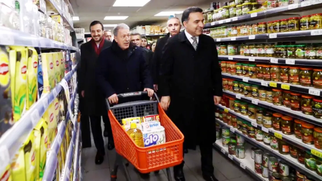 Hulusi Akar'dan Özgür Özel'e Boykot Tepkisi: 'İsrail 70 bin kişiyi öldürürken, neredeydi bu boykot çağrısı?'