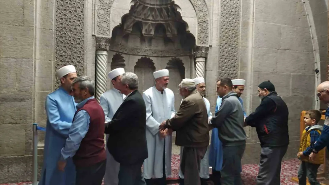 Hunat Camii'nde 'Enderun Usûlü Teravih' geleneği devam ediyor