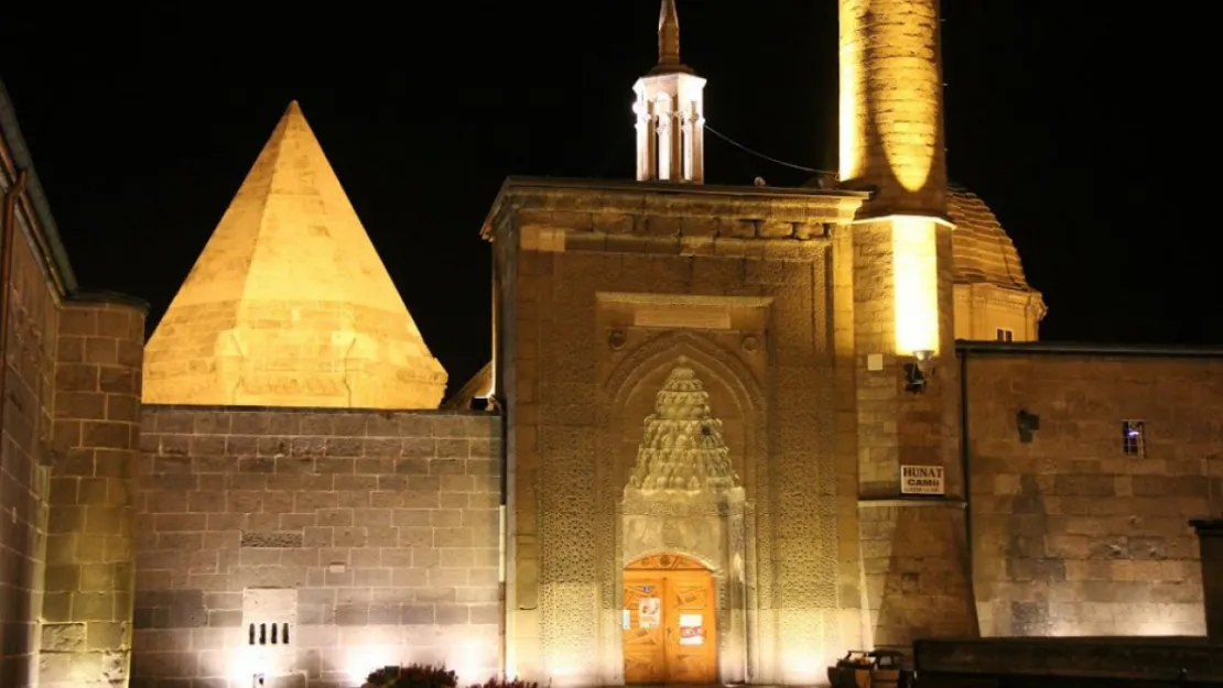 Hunat Camii'ne Ramazan Ayında teknik dokunuş