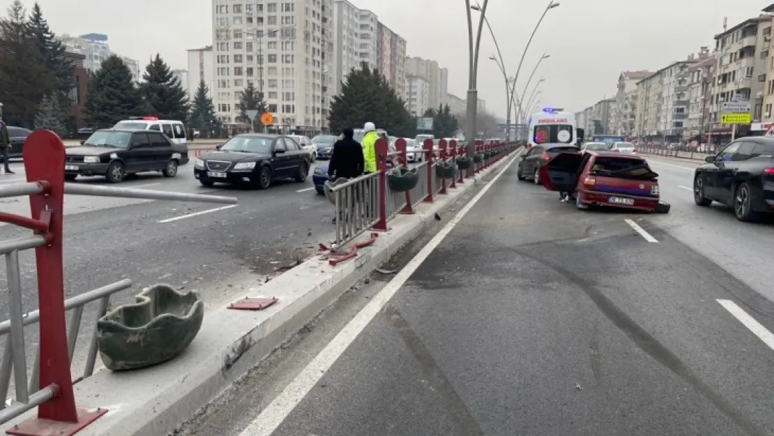 Hurdaya dönen araçtan burunları bile kanamadan çıktılar