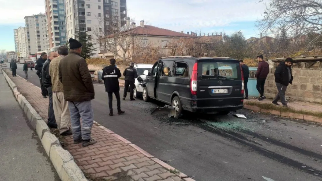 Husumetlisinin aracına çarparak durdurdu, sonra bıçakladı