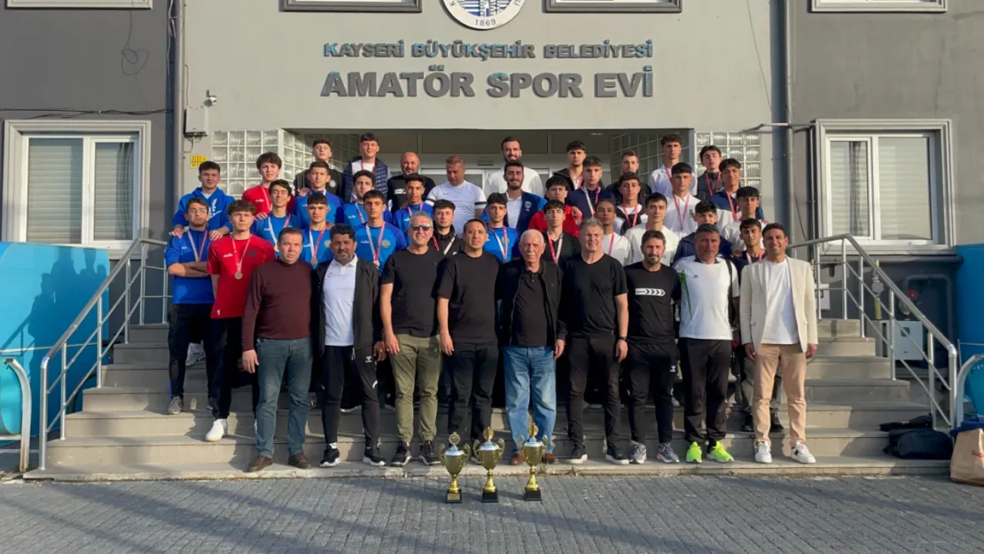 İbrahim Koltuk Süper U18 Ligini ilk 3'te bitiren takımlara kupa ve madalyaları verildi