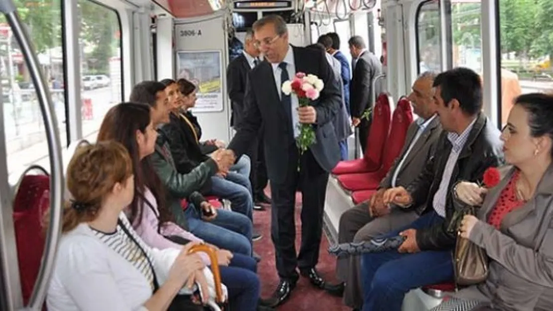 İçinden seçim geçen tramvay