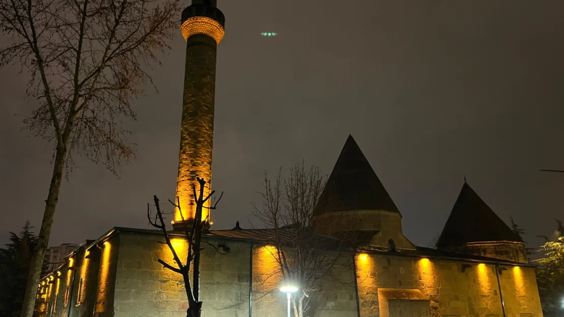 İhtişamlı Görkemli ama cemaati yok: Lale Camii