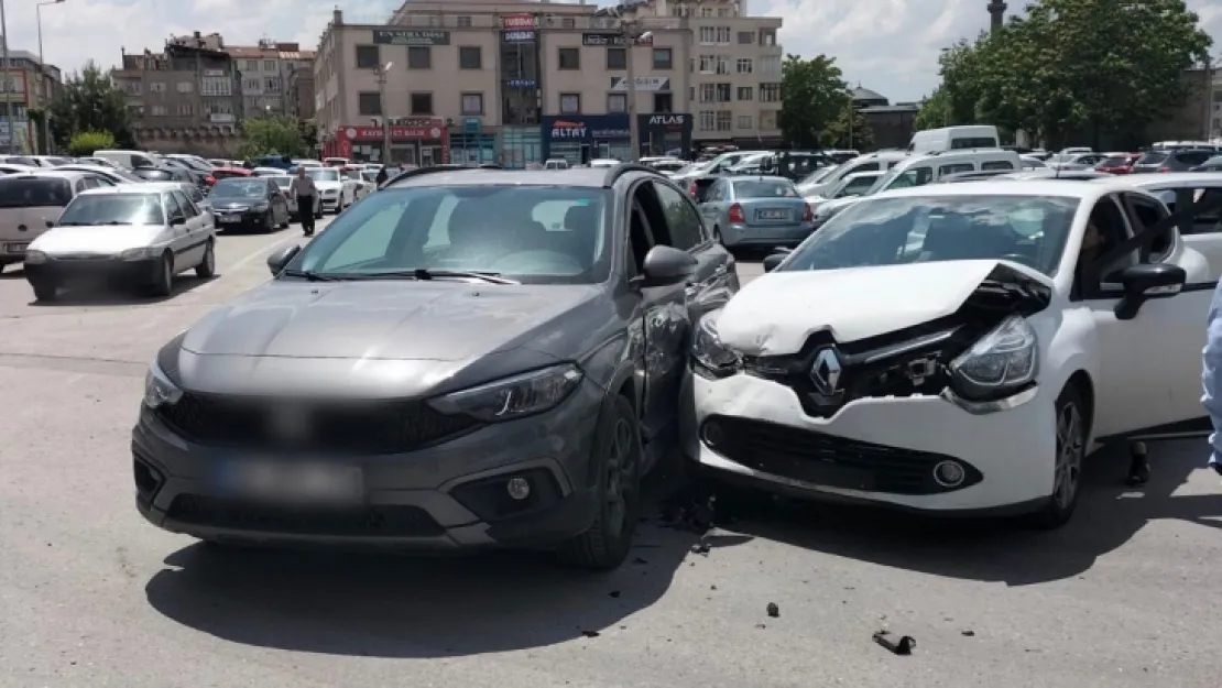 İki aracın çarpışması sonucu maddi hasar