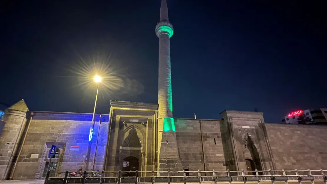 İki ihtişamlı taç kapısıyla Hacı Kılıç Camii